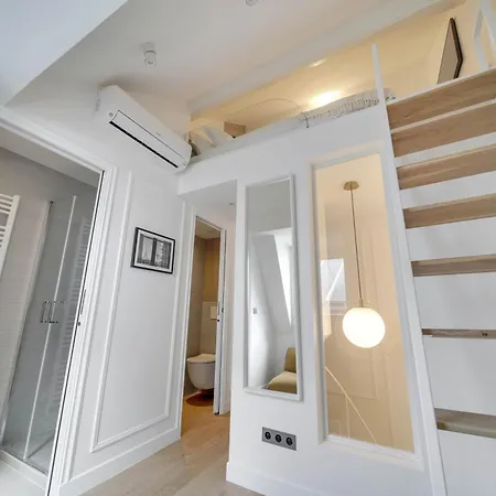 Historical House In The Heart Of Parigi