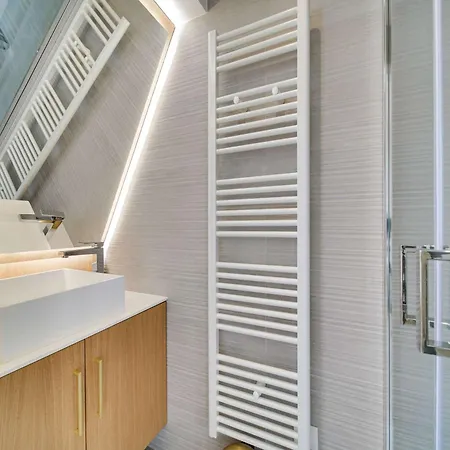 Historical House In The Heart Of Parigi